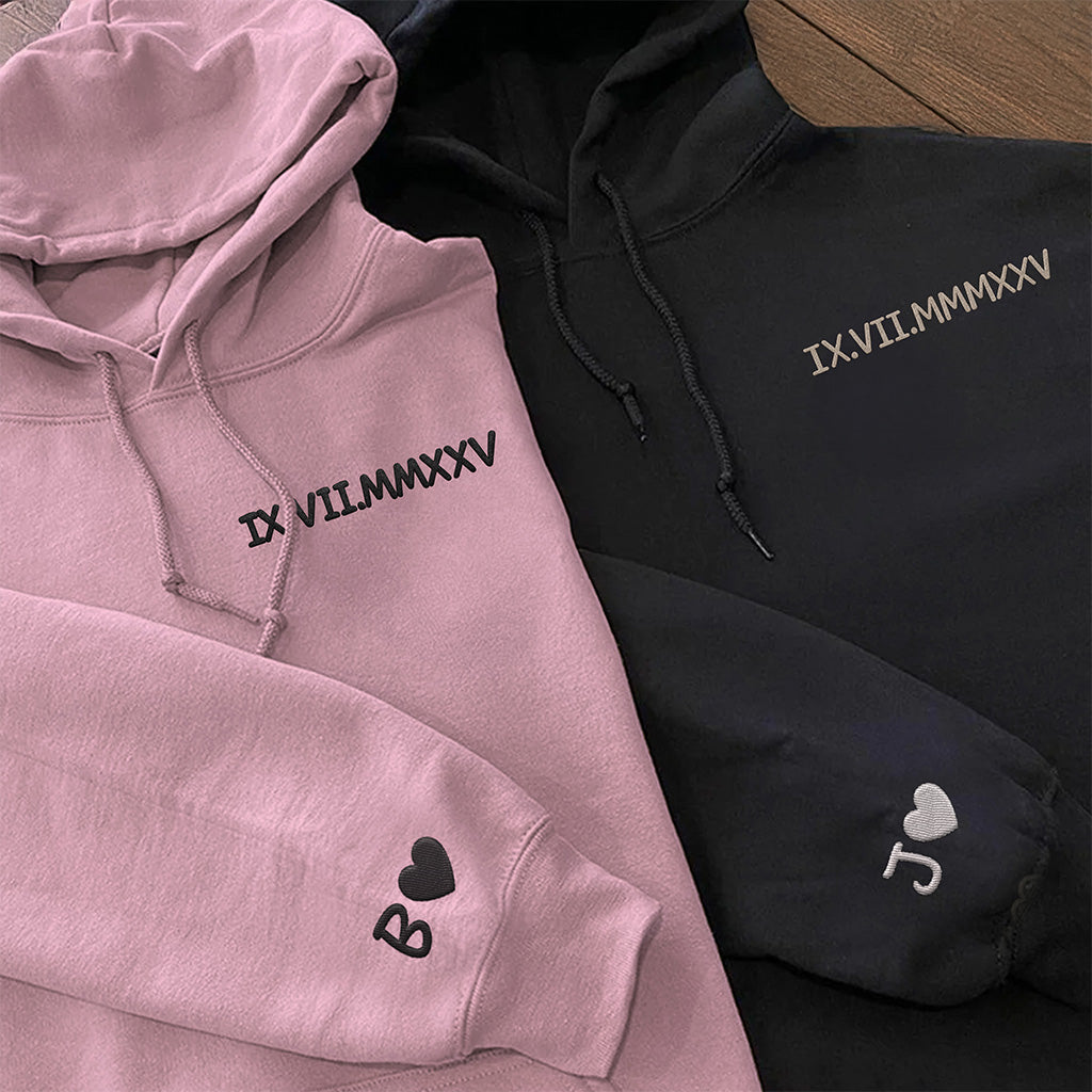 Personalisierte bestickte Kapuzenpullover für Paare – Römisches Datum für Sie & Ihn
