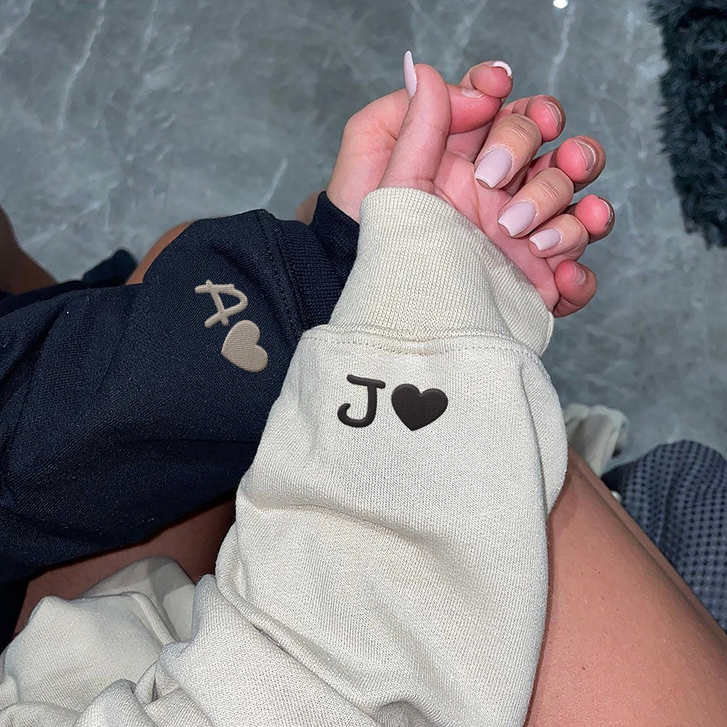 Personalisierte bestickte Kapuzenpullover für Paare – Römisches Datum für Sie & Ihn