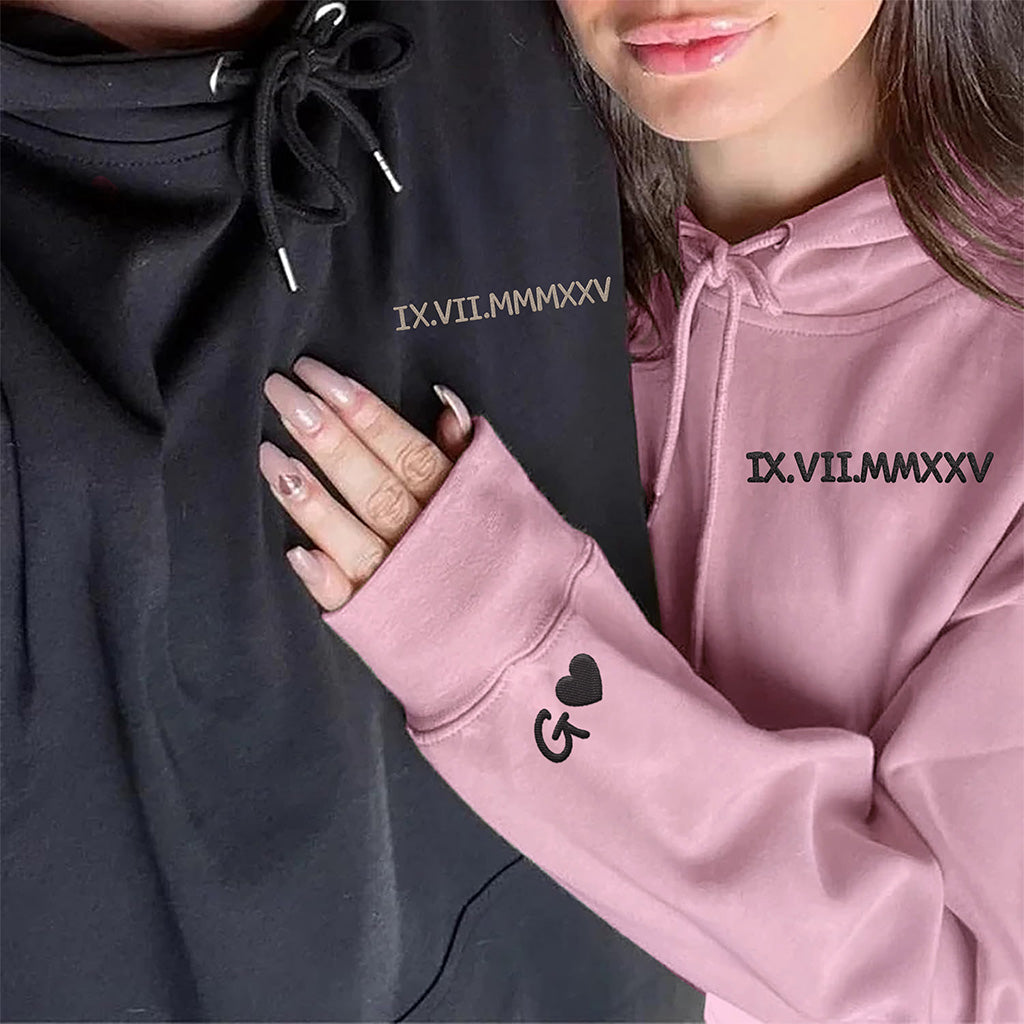 Personalisierte bestickte Kapuzenpullover für Paare – Römisches Datum für Sie & Ihn