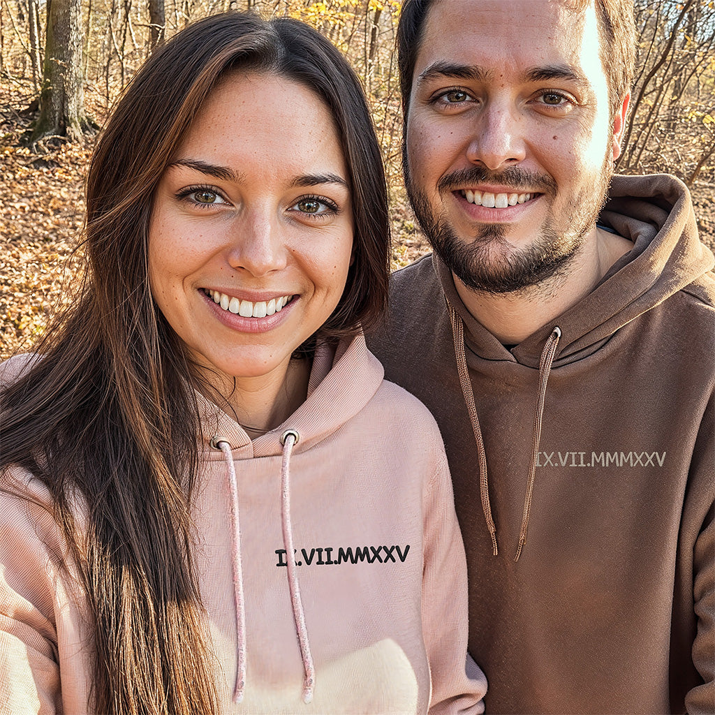 Personalisierte bestickte Kapuzenpullover für Paare – Römisches Datum für Sie & Ihn