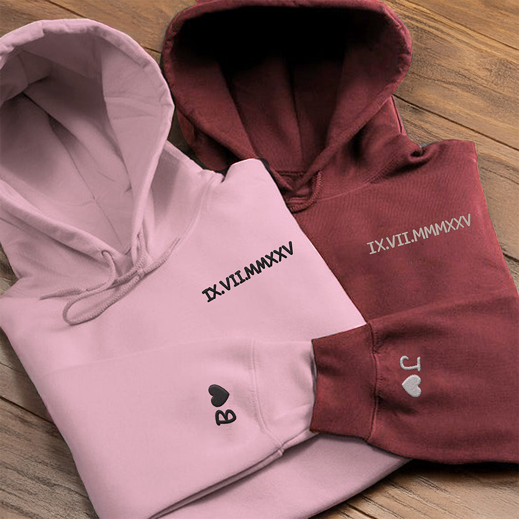 Personalisierte bestickte Kapuzenpullover für Paare – Römisches Datum für Sie & Ihn