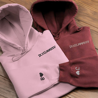 Personalisierte bestickte Kapuzenpullover für Paare – Römisches Datum für Sie & Ihn