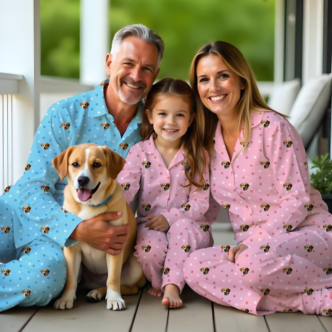 Familie in passenden Pyjamas mit Hundemotiv – Blau- und Pink-Design